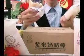 抖音紫米面包犹如汉堡？是什么趣味吃法
